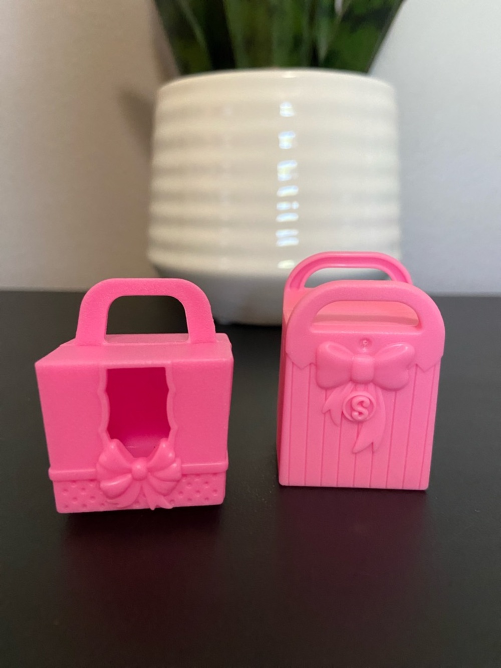 Shopkins Playset Lot: Pink & Purple Presents, Pink Shopping Bags & 16 Shopkins - Picture 7 of 16